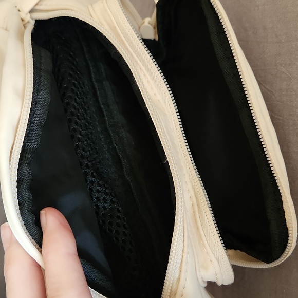 Fabletics Belt bag cream colored - Picture 8 of 12